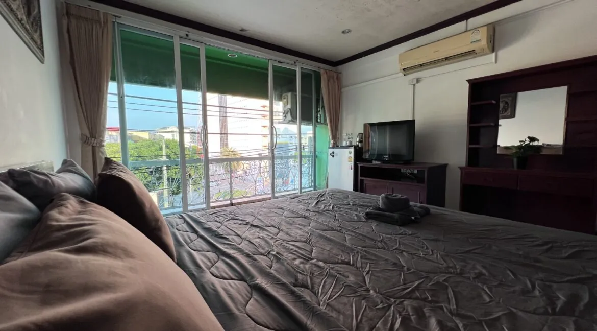 19-Room Guesthouse+2 Shops Business For Sale