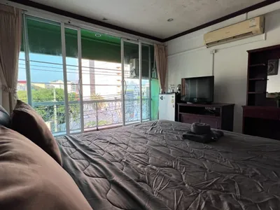 19-Room Guesthouse+2 Shops Business For Sale