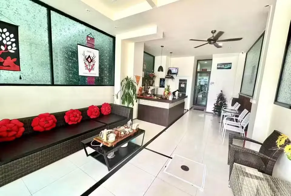 21 Room Pool Hotel